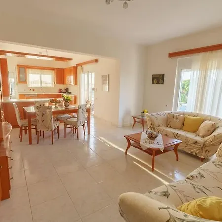 Toula's Grand With Sea View